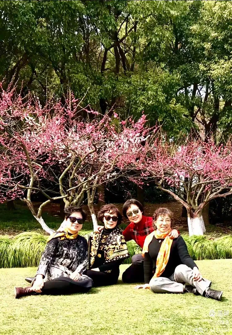 绝知春意好,最奈客愁何?雪树元同色,江风亦自波.赞腊梅～